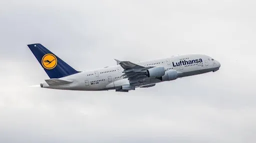 Sự cố hàng không, hành khách tử vong trên chuyến bay Lufthansa đến Đức; Thiếu niên đi đêm bị 2 người Bắc Âu cướp ở Berlin