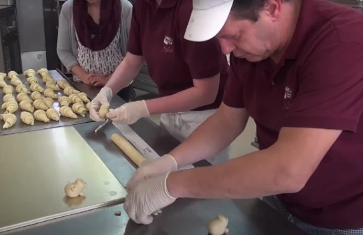 Sang Đức theo đuổi học nghề làm bánh thu hút cả sinh viên Việt học xong đại học 