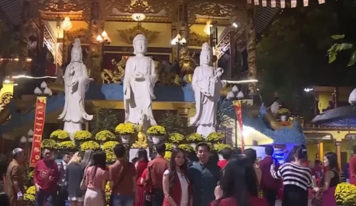 Xứ người thắm màu Tết Việt; Đi chùa lễ Phật ở Lào; Mở tiệc tất niên ở Đài Loan