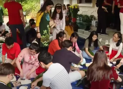Người Việt hải ngoại: Hội sinh viên ở Singapore; Ấm áp Tết ở Indonesia; Diễn viên đi sự kiện bằng xe tải; Ukraine còn thì vẫn định cư