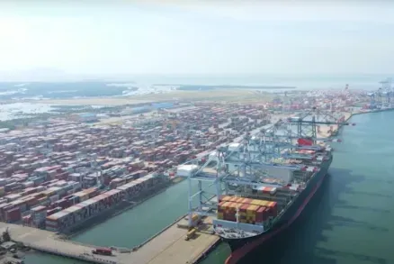 5.000 container vô chủ 'ăn vạ' cảng biển; 'Ôm' 195 nghìn tỷ nợ xấu; Sốt vé HN – Côn Đảo; 'Săn' nhà trong ngõ