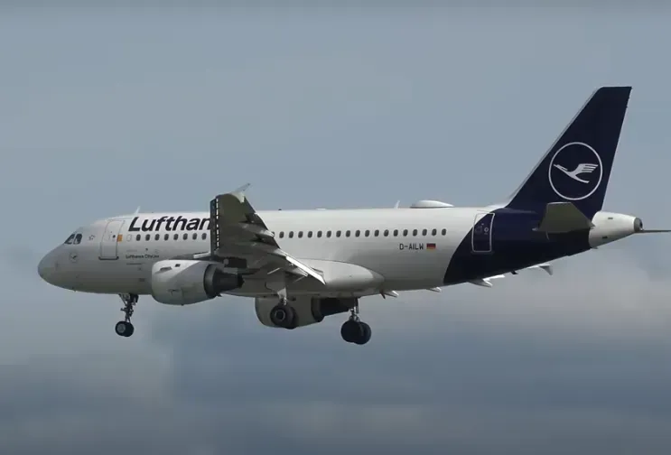 Thót tim hành khách hàng không, máy bay Lufthansa bất ngờ phải quay lại vì mùi đặc trưng; Nạn đưa người nhập cư lậu vào Đức