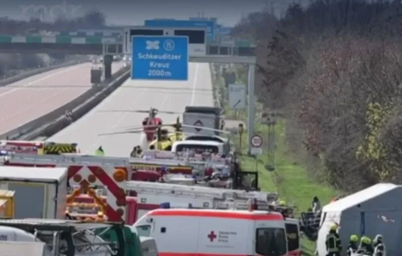Tai nạn xe khách 2 tầng khủng khiếp trên cao tốc A9 gần Leipzig