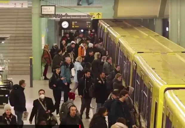 Điểm nóng tầu điện ngầm Berlin, khách bộ hành bị chấn lột; Nam thanh niên 18 tuổi đánh chết cảnh sát khi bị bắt ở Thüringen 