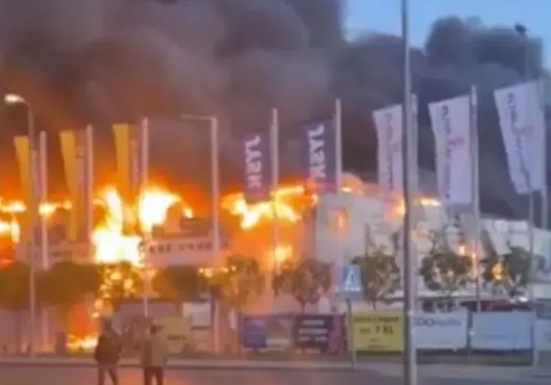 Cháy Trung tâm Mua sắm ở Ba Lan, nơi hàng trăm người Việt buôn bán