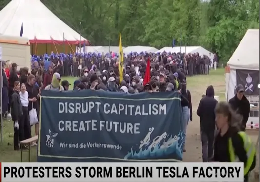 Đức: Ngót nghìn người xông vào nhà máy Tesla phản đối mở rộng sản xuất: Hai nghị sỹ đảng cực hữu bị tấn công tại Stuttgart